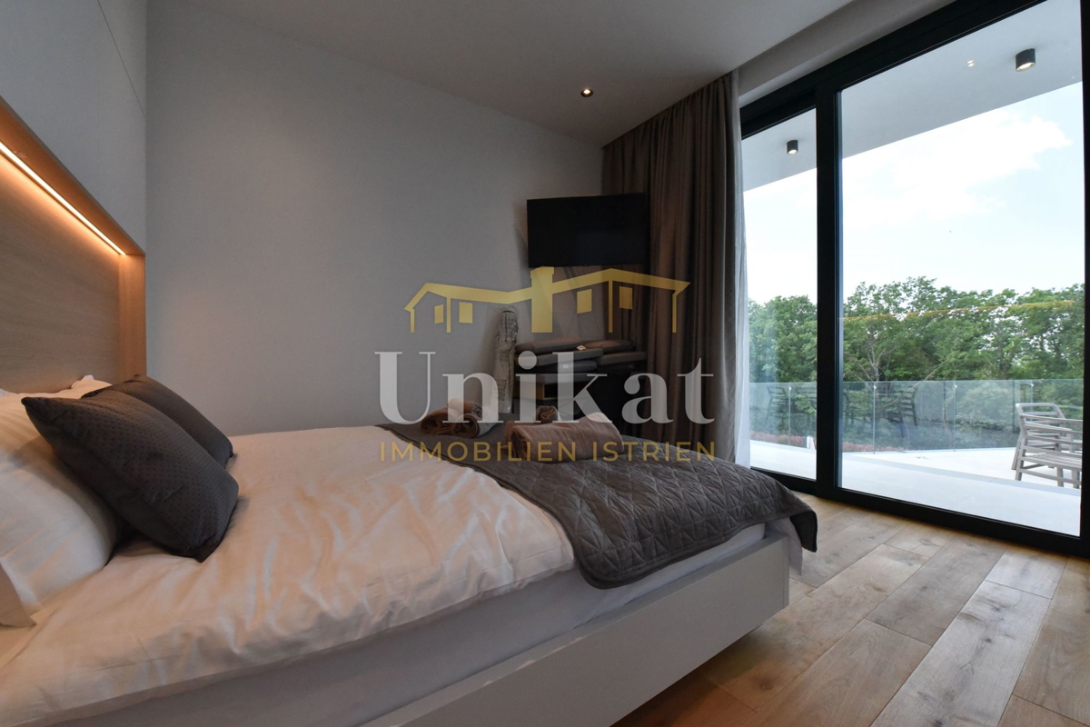 Moderna vila obdana z zelenjem in z razgledom na morje